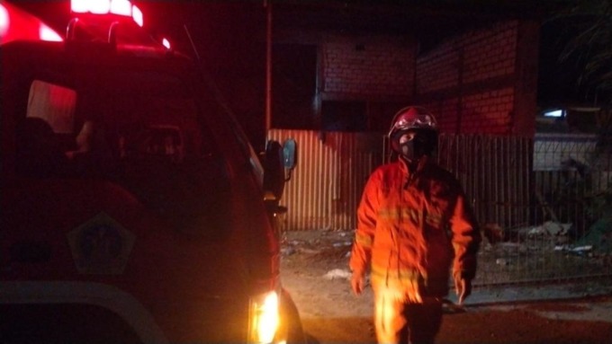 BERJIBAKU: Petugas Damkarla berjabaku untuk memadamkan api di bengkel mobil milik Askur di Jalan Raya Desa Babakbawo, Kecamatan Dukun, Sabtu, (07/08) malam. (Ist/Radar Gresik)