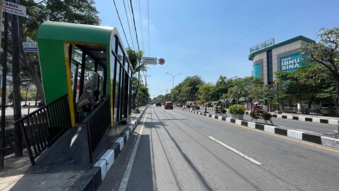 GRATIS: Para penumpang menunggu bus Trans Jatim yang dalam seminggu ini digratiskan.  (Ist./Radar Gresik)