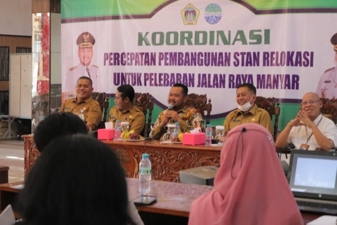DIKEBUT: Pemerintah Kabupaten Gresik menggandeng pengusaha untuk mempercepat pelebaran Jalan Manyar termasuk membangun stan jualan bagi pedagang terdampak. (Ist./Radar Gresik)