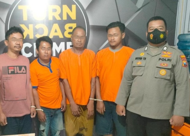 DIAMANKAN : Komplotan maling besi proyek jalan yakni Syaiful, Sharizal Farid, Mardiyanto dan Wasil diamanakan di Mapolsek Duduksanpeyan, Senin (1/8). (Ist./Radar Gresik)