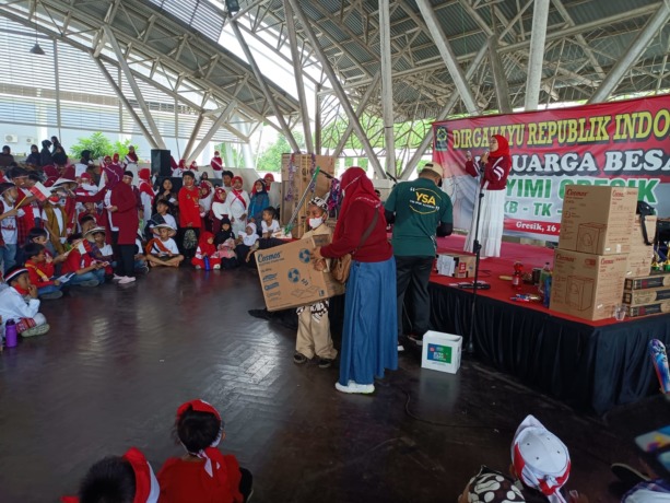 SEMANGAT KEMERDEKAAN: Jalan sehat kemerdekaan digelar Keluarga Besar Yayasan Islam Malik Ibrahim (YIMI). (Riri/Radar Gresik)