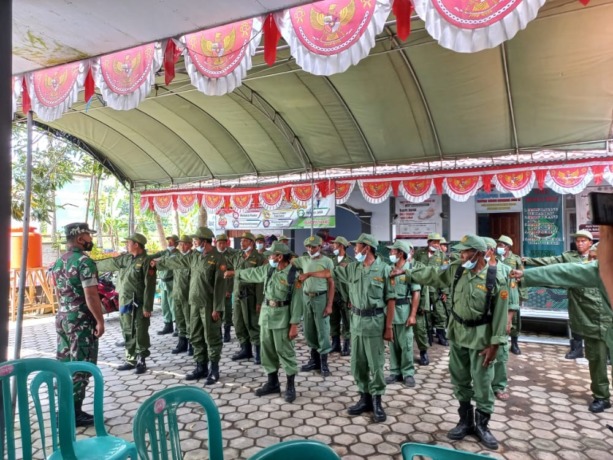 PEMBERDAYAAN : Satpol PP Pemkab Gresik membuka peluang memberdayakan Satlinmas untuk ikut mengawasi peredaran rokok polos. (Ist./Radar Gresik)