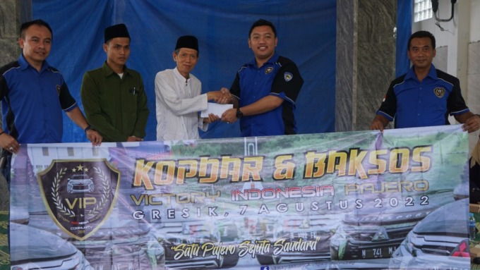 PEDULI: Komunitas Victory Indonesia Pajero (VIP) menggelar kopdar dan bakti sosial di Musala SD NU Nurul Ishlah Randuagung, Minggu (7/8). (Ist./Radar GresiK)