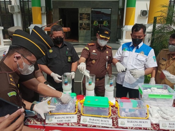 PEMUSNAHAN : Kajari Gresik Muhammad Hamdan S, Kabag Hukum Pemda Gresik, Kasat Narkoba Polres Gresik, Kasatpol PP Gresik dan Ketua Pengadilan Negeri Gresik saat memusnakan barang bukti dari 220 perkara yang sudah berkekuatan hukum tetap atau inkrach . di h
