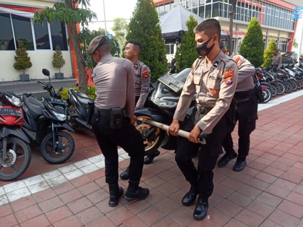 KENDARAAN TAWURAN: Puluhan motor milik remaja yang tawuran diamankan polisi di Mapolres Gresik. (Ist./Radar Gresik)