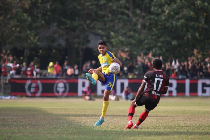 BEREBUT BOLA : Pemain Gresik United saat berebut bola dengan pemain Persekat Tegal, Selasa (30/8).  (Ist./Radar Gresik)