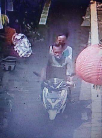LOLOS : Wajah kedua terduga pelaku pencurian tas dan handphone milik Munarti warga Jalan Pahlawan Gang 3 terekam CCTV. (Ist./Radar Gresik)