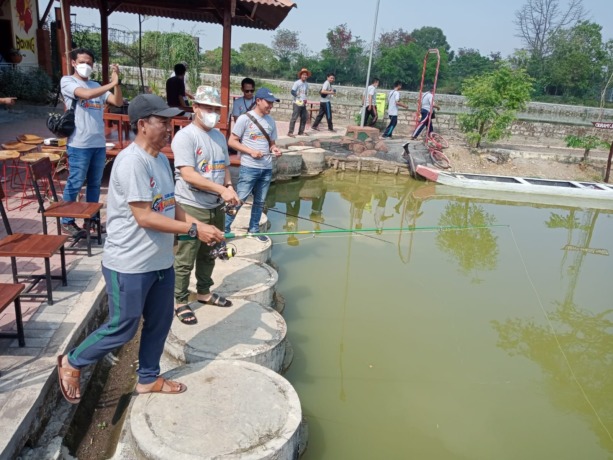 JALIN KOMUNIKASI: Kajari Gresik M. Hamdan S saat mancing bareng rekan - rekan wartawan Gresik dalam peringatan HUT Adhiyaksa ke-62 tahun, kemarin. (Yudhi./Radar Gresik)