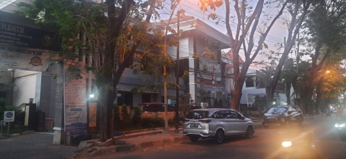 DIKEMBALIKAN: Menindak lanjuti temuan BPK DPU dan Dispendik kembalikan dana lebih bayar ke kasda. (Ist./Radar Gresik)