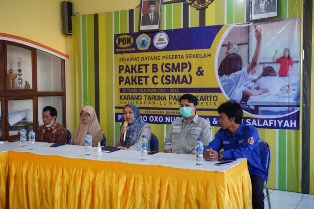 Dukung Program Wajib Belajar : Coorporate Secretary PT Petro Oxo Nusantara, Lilis Nurianah menyampaikan komitmen perusahaan dalam mendukung program wajib belajar dihadapan warga sekitar pabrik. (Firman./Radar Gresik)