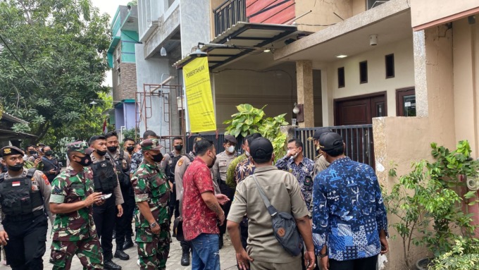 DIJAGA KETAT: Anggota Satsabara dan anggota Kodim 0817 Gresik saat melakukan pengamanan proses eksekusi di salah satu rumah warga Jalan Banjarbaru, Perumahan Gresik Kota Baru, Desa Suci Kecamatan Manyar oleh Pengadilan Negeri Gresik . (Ist/Radar Gresik)