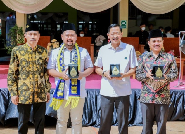 PERANGI NARKOBA : Bupati Gresik, Fandi Akhmad Yani (dua dari kiri) mengajak seluruh siswa SMANU 1 Gresik menjauhi Narkoba. (Ist./Radar Gresik)