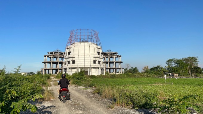 MANGKRAK: Kondisi Gedung Islamic Center hingga kini belum selesai pembangunannya. (Dok/Radar Gresik)