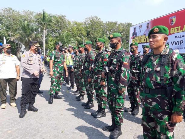 JAGA KEAMANAN: Personel gabungan dari Kodim 0817 Gresik, Polres Gresik, Dinas Perhubungan, Dinas Damkar, dan Dinas Satpol PP sebelum disebar menggelar apel pasukan. Selain personel dari Gresik, ada personel tambahan dari Brimob Polda Jatim serta Korem 084