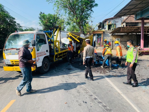 EVAKUASI: Kanit Lakalantas Polres Gresik Ipda Wiji Mulyono membantu evakuasi truk terlibat laka lantas di Jalan Raya Deandles wilayah Desa Abar - abir, Kecamatan Bungah. (ist./Radar Gresik)