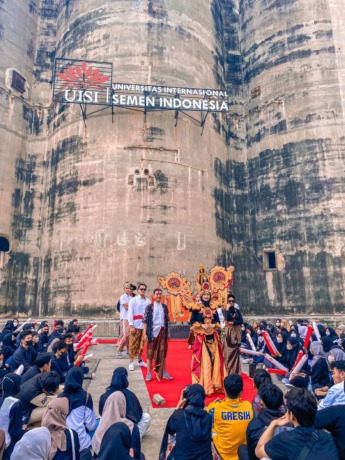 PERTAMA DI INDONESIA : Silo Semen Indonesia dipilih sebagai latar Fashion walk karena unik dan baru pertama kali di Indonesia. (Ist./Radar Gresik)