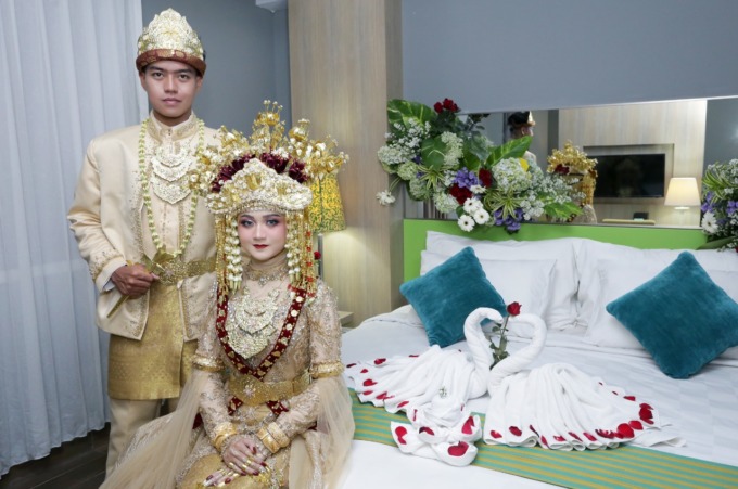 PAKET LENGKAP : Khas Gresik Hotel menawarkan paket lengkap mulai dari dekorasi, make up, gaun pengantin, menu makanan, MC, Fotografi, EO, Entertainment hingga free room untuk honeymoon yang dikemas dalam satu paket menarik yang bisa menjadi pilihan terbai