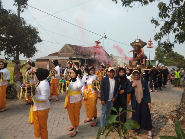 Meriah : Kelompok 4 KKN STSIDA turup berpartisipasi memeriahkan Kegiatan Karnaval di Dusun Mojogandik Desa Wonorejo Balongpanggang (Ist/Radar Gresik)