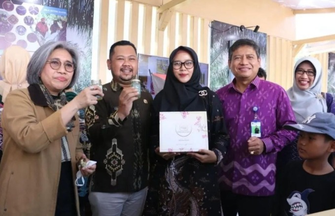 Apresiasi : Kepala Bea Cukai Gresik, Bier Budy Kismulyanto (kanan) mendampingi Bupati Gresik Fandi Akhmad Yani memberikan apresiasi kepada pelaku UMKM minuman sarang burung walet yang telah menembus pasar ekspor. (Firman/Radar Gresik)