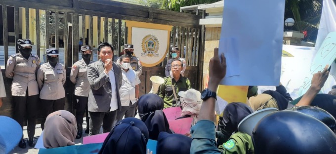 DEMO: Anggota DPRD Gresik Dapil Bawean Lutfi Dawam dan Bustami Hazim saat menemui massa aksi dari IMBAS. (Rofiq/Radar Gresik)
