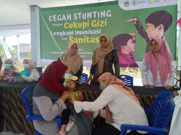 UPAYAKAN TUMBUH SEHAT: Pemerintah Desa Yosowilangun Kecamatan Manyar berupaya mencegah stunting. Setiap balita yang datang dilakukan pemeriksaan fisik dari kepala hingga kaki bahkan memeriksa bagian dalam. Lalu diberikan makanan tambahan, susu formula, su