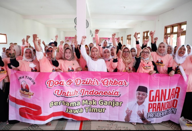 SEMANGAT: Ratusan Emak-Emak di Gresik pendukung Ganjar Pranowo memberikan support Ganjar untuk menjadi Presiden RI 2204, di acara doa dan dzikir bersama di Pondok Pesantren Al Falah Petung, Kabupaten Gresik, Sabtu (10/9).