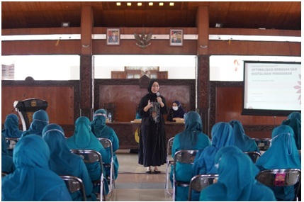 PEMBICARA :  Dalam kegiatan pelatihan tersebut, materi disampaikan oleh Ibu Marisya Mahdia Khoirina, S.M., M.M. dan Ibu Alfina, S.M., M.M. selaku dosen dari Prodi Manajemen Universitas Internasional Semen Indonesia. Serta Ibu Tyas Ajeng Nastiti, S.T., M.D