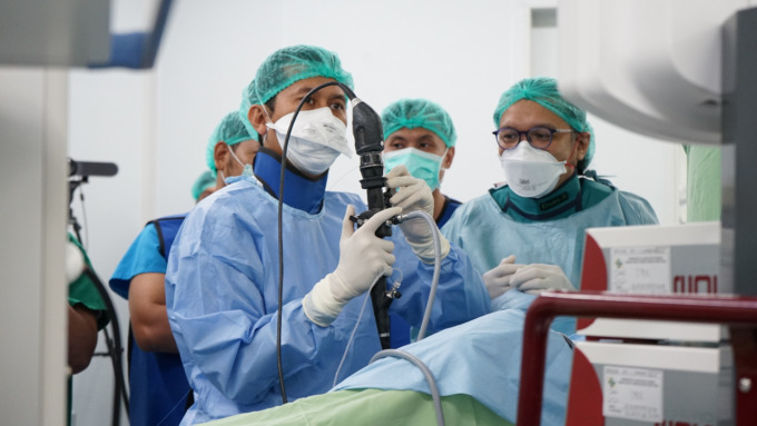 Pendampingan Operasi : dr. Boyke Soebhali (kanan) tidak hanya memberikan paparan workshop namun juga mendampingi tindakan operasi pengangkatan batu ginjal dengan metode laser. (ist./Radar Gresik)