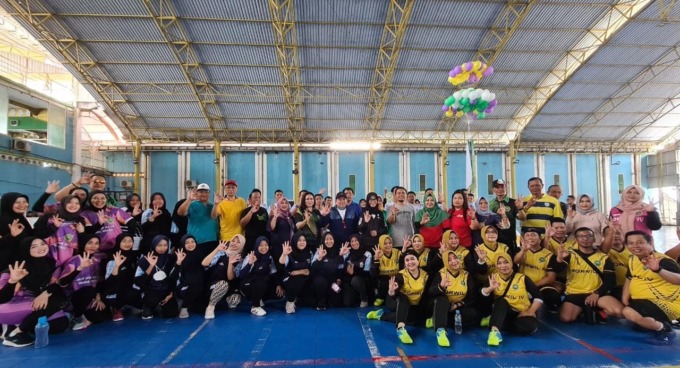 Junjung Sportifitas : Dari kiri, Kepala Bidang Pendapatan Daerah PBB dan BPHTB, Hendriawan Susilo,  Kepala Badan Pertanahan Nasional (BPN) Gresik, Asep Heri, Ketua IPPAT Pengda Gresik, Sulikarmiati, Ketua INI Gresik, Farah Nuraini Tjinong dan Ketua HUT IP