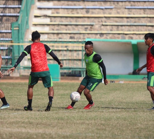 PEMANASAN: Para pemain Gresik United saat latihan sebelum bertanding melawan FC Bekasi City. (Ist./Radar Gresik)