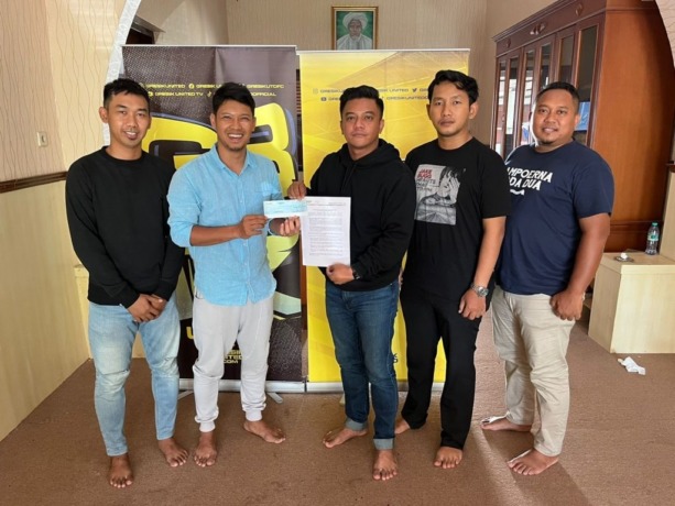 DIBAYAR : David Faristian mantan pemain Persegres Gresik United di Liga 1 musim 2017 bersama Loudry dan Agus Indra saat menerima gaji dari pengurus GU.  (Ist./Radar Gresik)