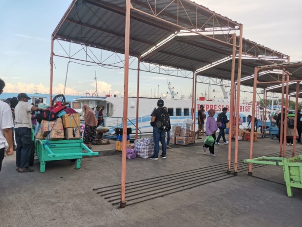 NAIKAN HARGA: Kapal Express Bahari saat menurunkan penumpang di Pelabuhan Gresik beberapa waktu lalu. (Dok/Radar Gresik)