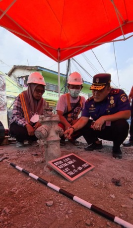 Tinjau Langsung : Kepala Dinas Damkarla Gresik, AH Sinaga (kanan) melihat temuan hydrant dikawasan kota lama Jalan Basuki Rahmat. (Firman/Radar Gresik)