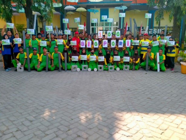 Antusias ; Warga SMPN 26 Gresik menanam 100 biopori di lingkungan sekolahnya. (Riri/Radar Gresik)