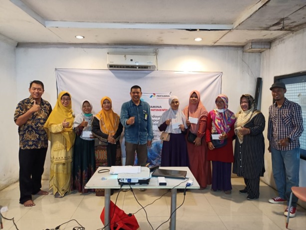 PEREMPUAN BERDAYA: Ibu-ibu Bedilan kini mampu meningkatkan ekonomi setelah mendapat pelatihan wirausaha dan bantuan modal dari Pertamina Trans Kontinental di Kebomas, Kamis (1/9). (Riri./Radar GresiK)
