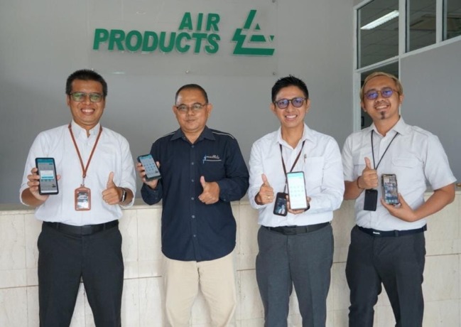 Sapa Pelanggan : Manager PLN UP3 Gresik, Bustani Hadi Wijaya (kiri) didampingi Supervisor SDM dan Administrasi, Agung Sundoro (kanan) berfoto bersama Plant Manager Air Product Indonesia, Asep Saepudin sembari menunjukkan aplikasi New PLN Mobile. (Ist./Rad