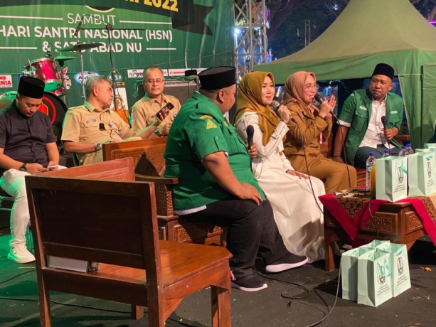 HIDUP SEHAT: Gerakan minum susu yang sekaligus dialog interaktif dengan tema “Protein Hewani untuk Anak Negeri dan Gerakan Minum Susu Bareng” tersebut, dihadiri oleh Kepala Dinas Peternakan Provinsi Jatim Ir. Indyah Aryani, MM., Ketua Perempuan Tani HKTI