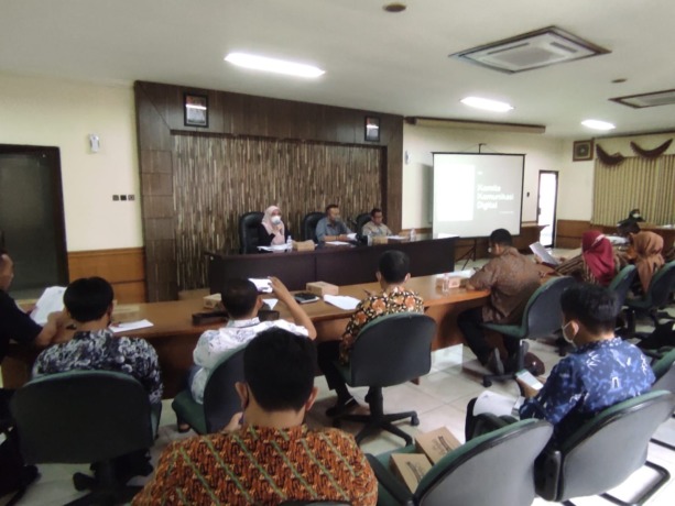 DISKUSI: Diskominfo Kabupaten Gresik saat menggelar focus group discussion (FGD) dalam pembentukan Komite Komunikasi Digital dalam menangkal kabar bohong atau Hoaks. (Ist,./radar Gresik)