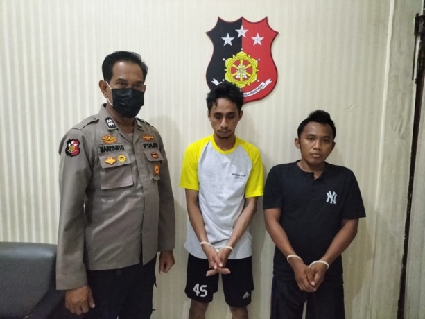 DIAMANKAN : Kedua tersangka Jamaluddin dan Rizal Hermawan diamankan anggota Mapolsek Gresik Kota.  (Ist/Radar Gresik)