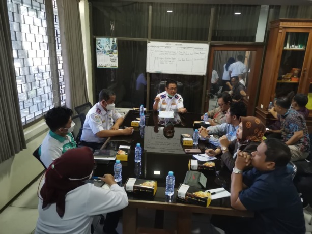 DEADLOCK: Rapat yang membahas kenaikan tarif Express Bahari berjalan alot dan tidak menemukan titik temu. (Dok./Radar Gresik)