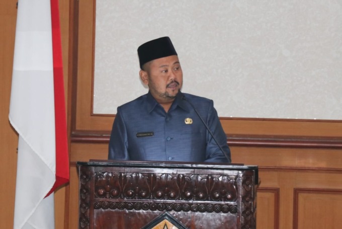 BERI JAWABAN: Bupati Gresik Fandi Akhmad Yani saat menjabat Pemandangan Umum Fraksi, kemarin. (Ist./Radar Gresik)