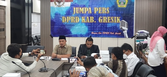 JUMPA PERS: Ketua DPRD Gresik Abdul Qodir bersama Anggota BK Mega Bagus saat menyampaikan hasil putusan BK terkait kasus perkawinan nyeleneh yang melibatkan anggota DPRD.. (Rofiq./ Radar Gresik)