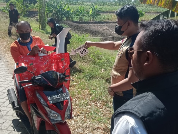 REKONTRUKSI : Tersangka Hendro Setiwan saat menjalani reka adegan di rumahnya di Dusun Balongsri, Desa Lampah, Kecamatan Kedamean. (YUDHI/RADAR GRESIK)