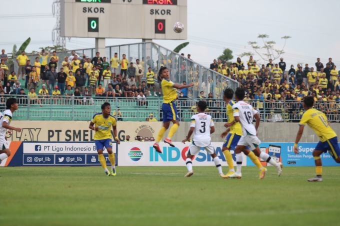 SUNDUL BOLA: Pemain Gresik United saat berebut bola dengan Persikab Kabupaten Bandung di Stadion Gelora Joko Samudro, Minggu (11/8).  (Ist./Radar Gresik)