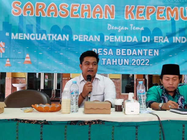 DENGKARKAN KELUHAN WARGA: Anggota DPRD Gresik Syahrul Munir mendengarkan keluhan warga di ring 1 JIIPE Gresik, kemarin. (Ist./Radar Gresik)