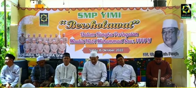BERSINERGI : Pengasuh ponpes langitan Tuban selain memberikan tausiyah juga sebagai jembatan bahwa SMP YIMI Gresik akan menggunakan kurikulum pesantren yaitu pembelajaran tentang akhlak Ta