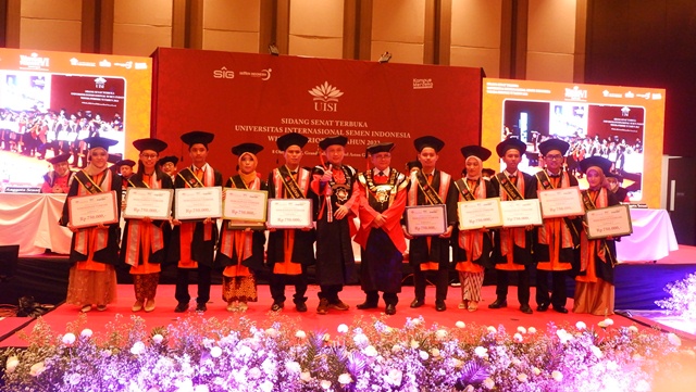 WISUDAWAN TERBAIK : Para wisudawan terbaik UISI dari berbagai program pendidikan berfoto bersama Ketua Senat Sumarlan Wibawa, ST, MM (SVP Human Capital PT.Semen Indonesia (Persero) Tbk) dan Rektor UISI, Prof. Dr. Eng. Ir Herman Sasongko. (Nov./Radar Gresi