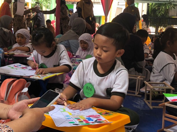 Optimis : Salah satu peserta lomba mewarnai damar kurung di MI Maarif NU Manbaur Rohmah terlihat bersemangat. (Larissa/Radar Gresik)