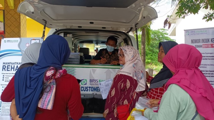 Antusias : Warga Desa Kandangan Kecamatan Cerme memanfaatkan pelayanan MCS dari BPJS Kesehatan.