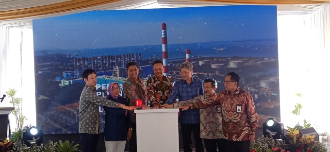 SEREMONIAL: First Secretary, Embassy of Japan in Indonesia Hiroshi Nishimoto, Perwakilan BRIN Prof. Eniya, Kepala Balai Besar Survei dan Pengujian Ketenagalistrikan, Energi Baru, Terbarukan dan Konservasi Energi Kementerian ESDM Senda Hurmuzan Kanam, Diru